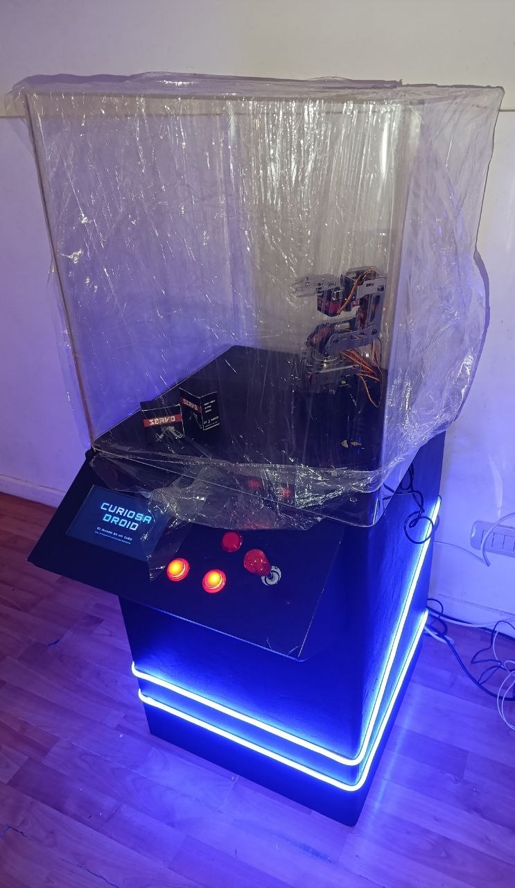 CURIOSA DROID — brazo robótico interactivo