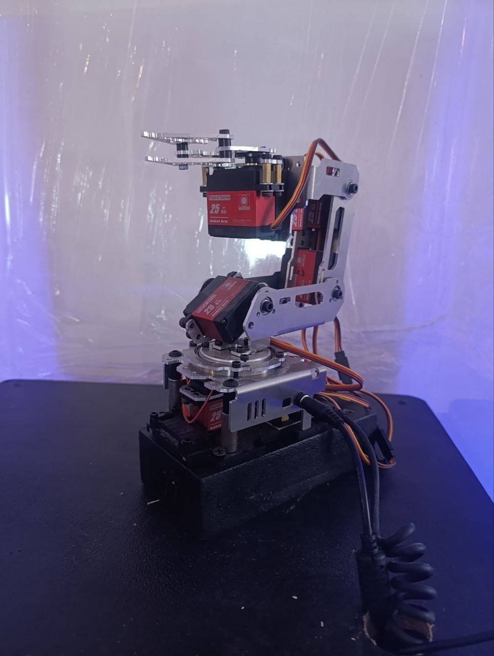 DROID brazo robótico detalle
