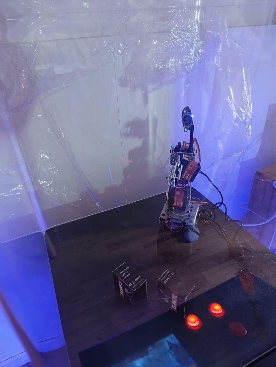 DROID brazo robótico interior
